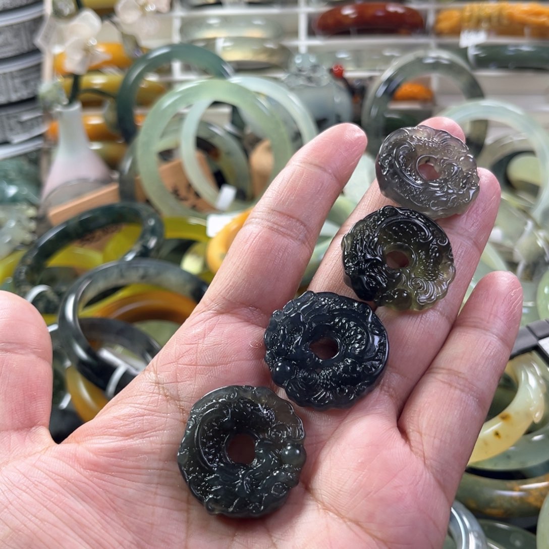 蛇纹石玉颈饰合金