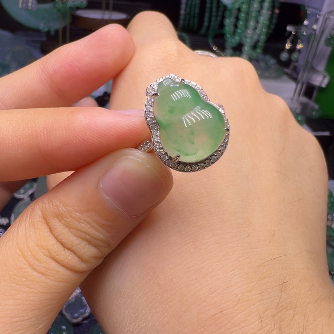 四***味石英质玉未镶嵌颈饰