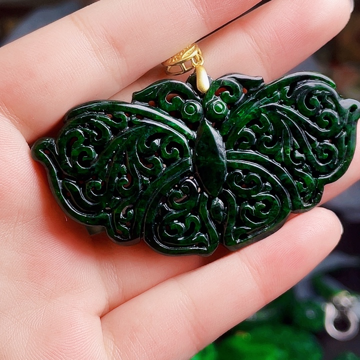 翡翠未镶嵌颈饰多样性