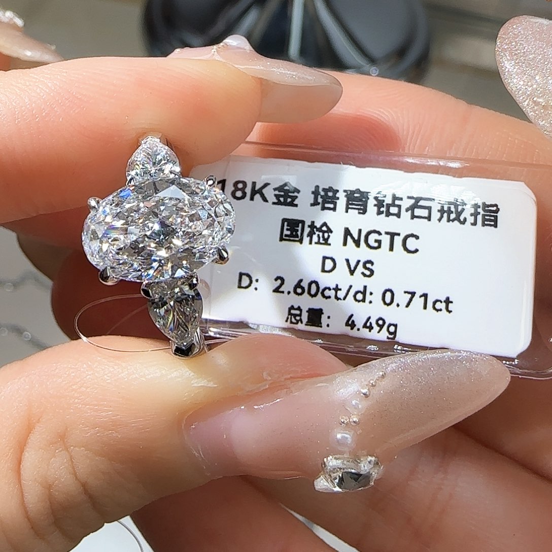 实验室培育钻石18K金镶嵌2.6克拉椭圆三石 16