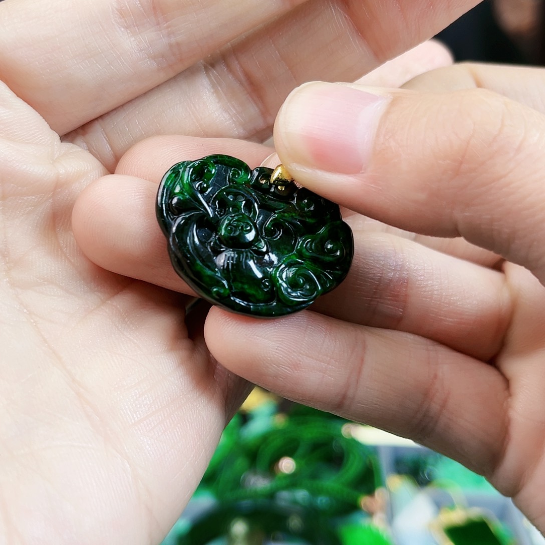 翡翠颈饰未镶嵌吊坠多样性