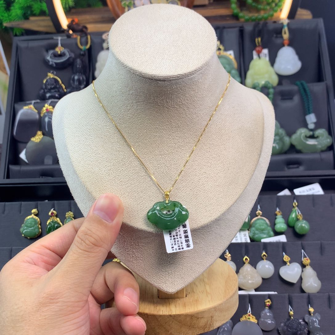 和田玉吊坠18K金镶嵌