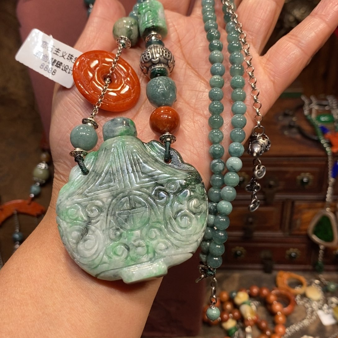 翡翠吊坠(赠链)未镶嵌