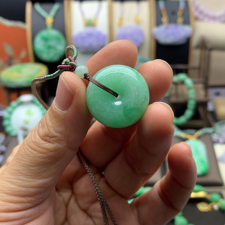 翡翠未镶嵌吊坠(赠链)