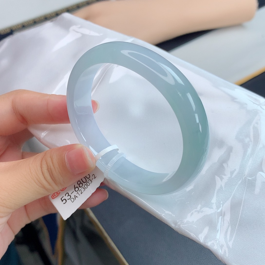 翡翠手镯未镶嵌蓝天白云贵妃