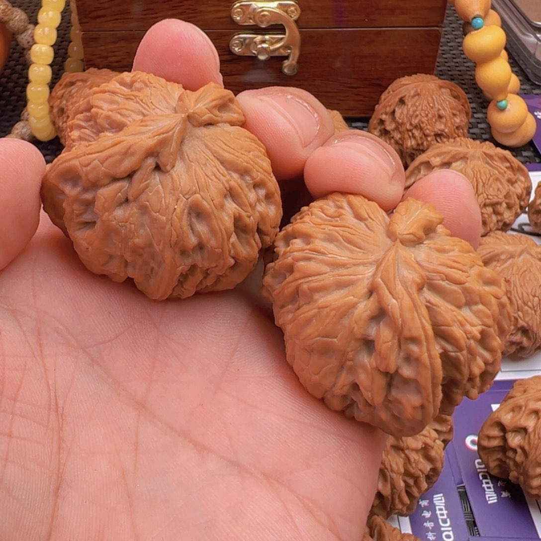 文玩核桃把件喔*发白狮子