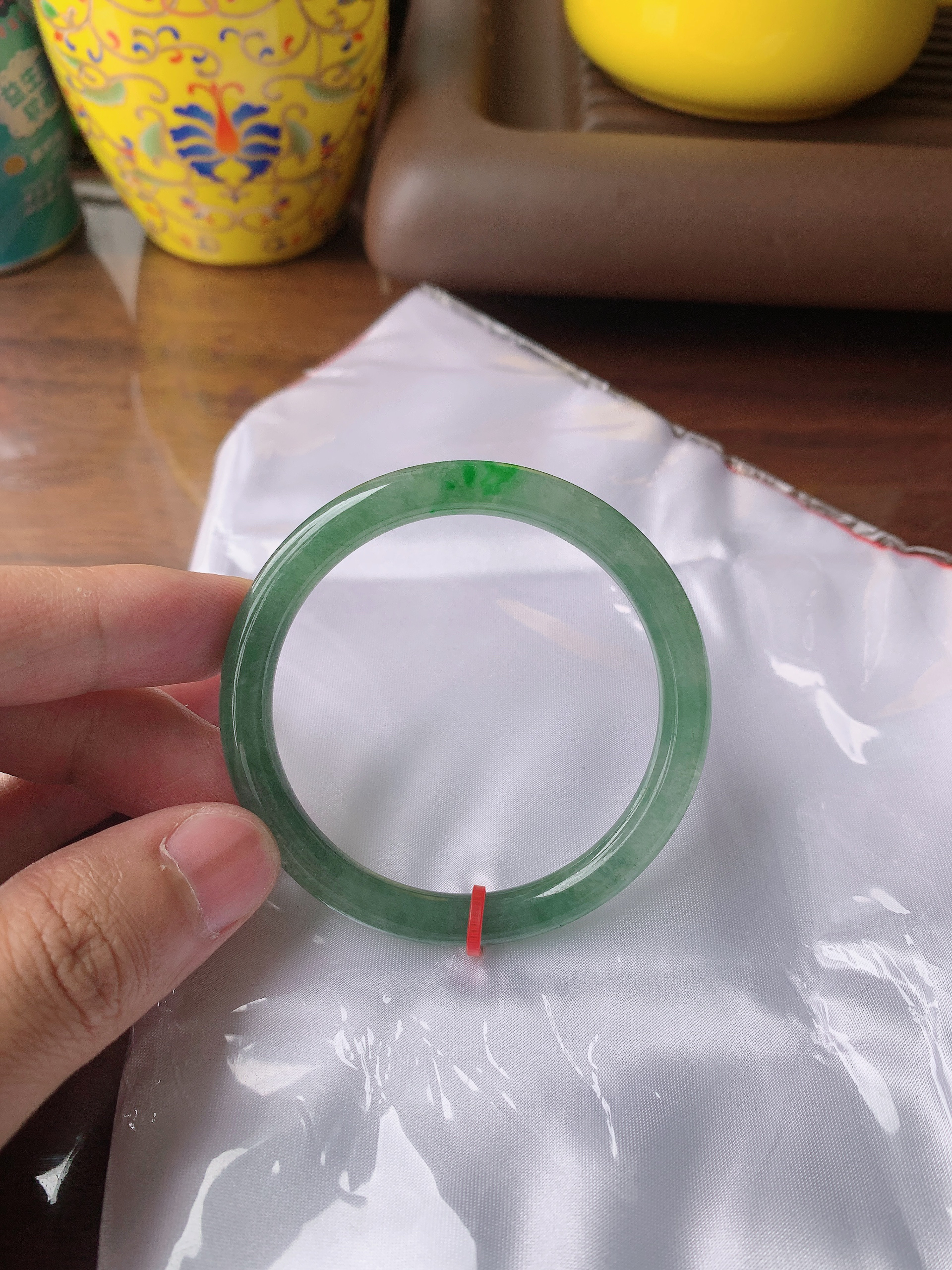 叮当镯圆条手镯52.4圈，深绿冰透辣绿色点缀，天然缅甸翡翠手镯A货