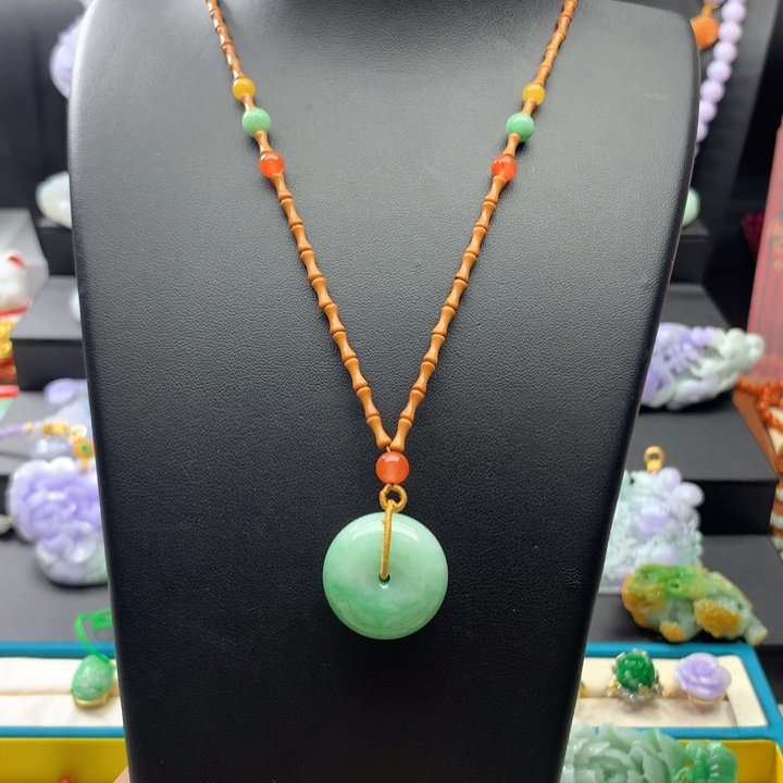 翡翠颈饰未镶嵌翡翠平安扣