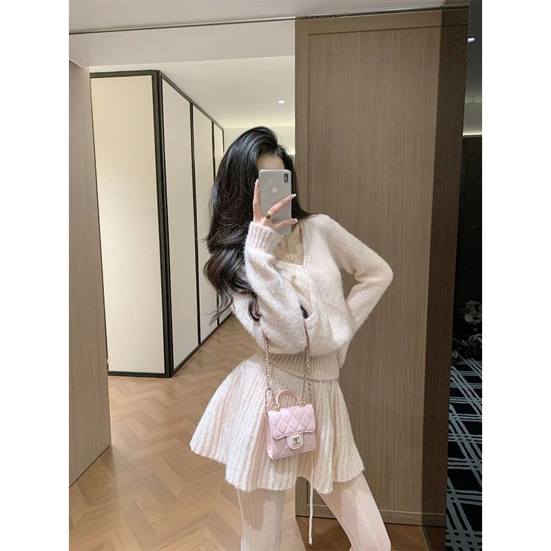 2025新款miu系穿搭针织上衣显瘦秋冬季气质收腰毛衣套装百搭短裙