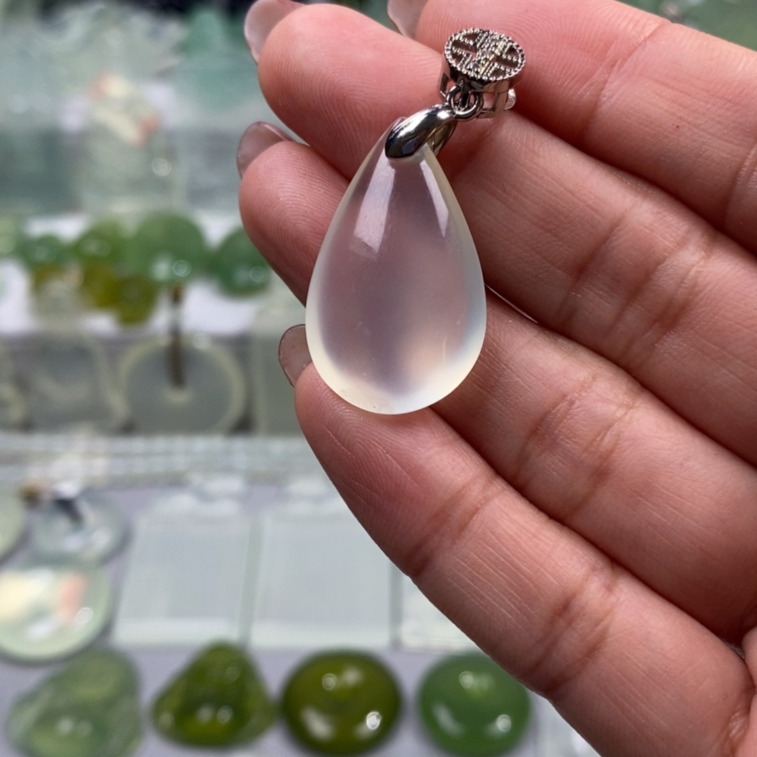 蛇纹石玉未镶嵌颈饰