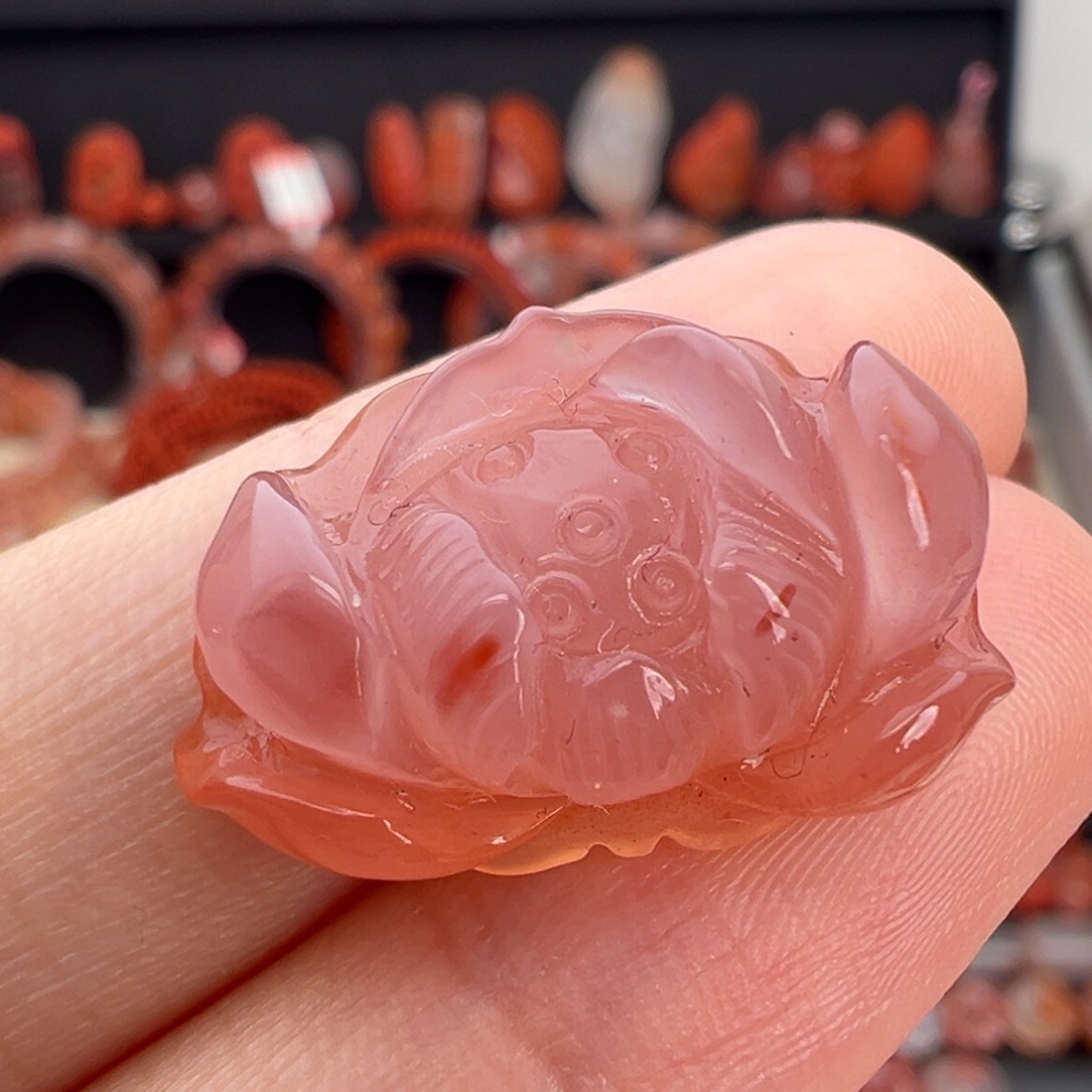 南红玛瑙未镶嵌颈饰荷花吊坠