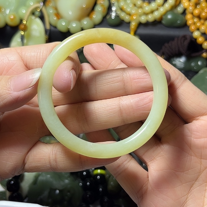 岫岩老玉（透闪石质玉）未镶嵌手镯