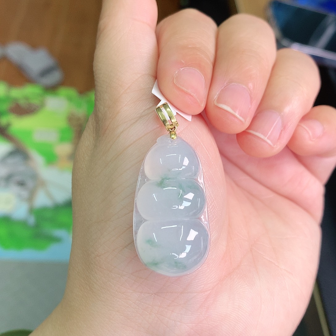 翡翠颈饰18K金镶嵌冰胶飘绿大豆子32*17*6