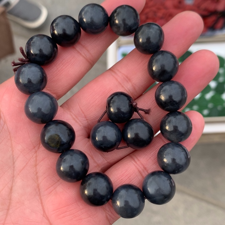 颈饰未镶嵌透闪石质玉