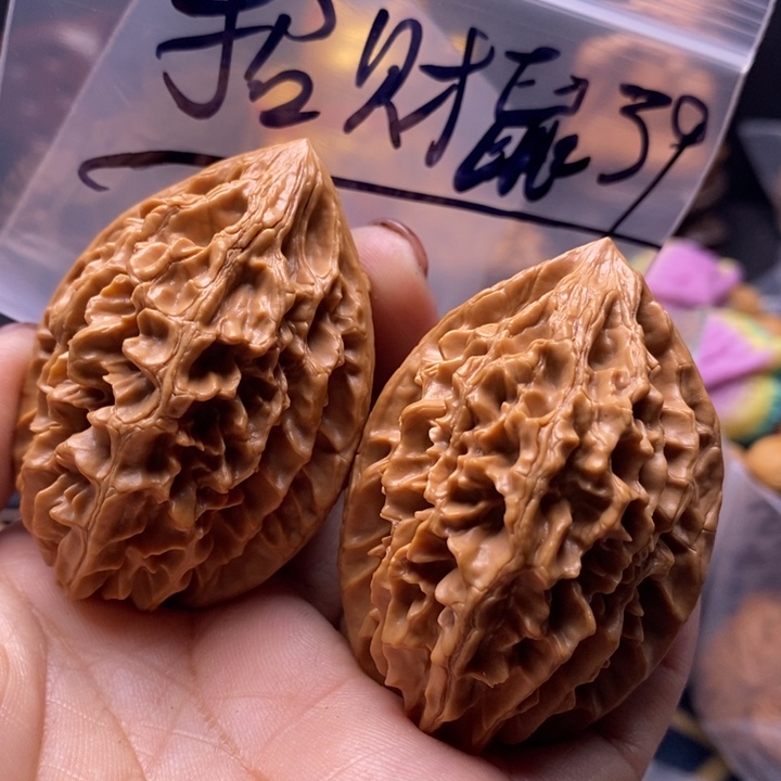 文玩核桃吊坠招财鼠