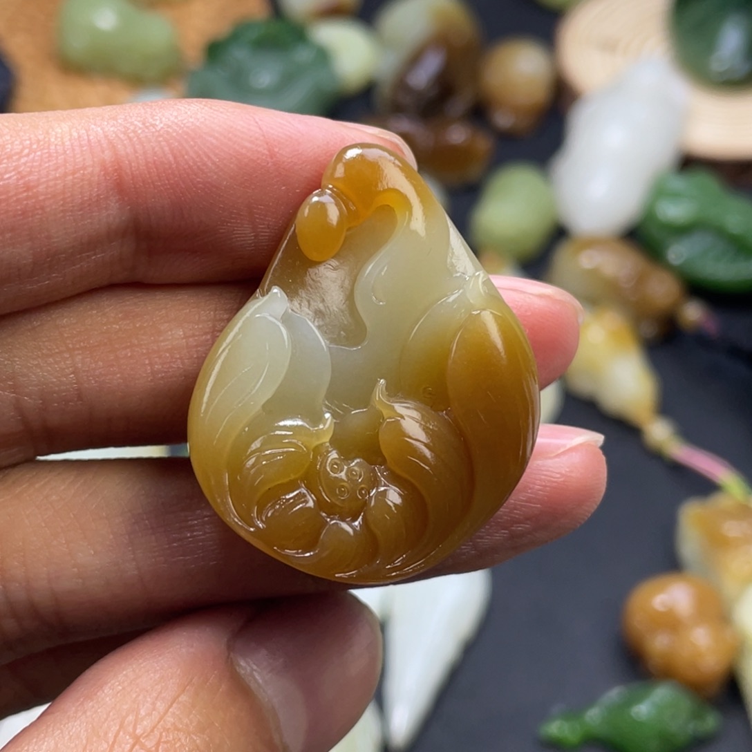 和田玉未镶嵌颈饰糖白莲花悟道