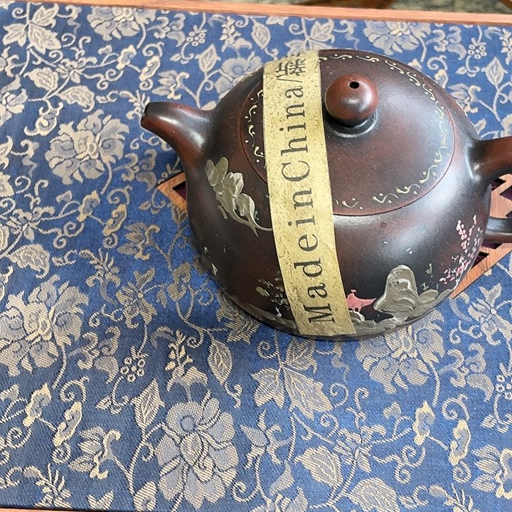 茶壶紫砂原矿泥料，手工制作的一把紫砂壶。