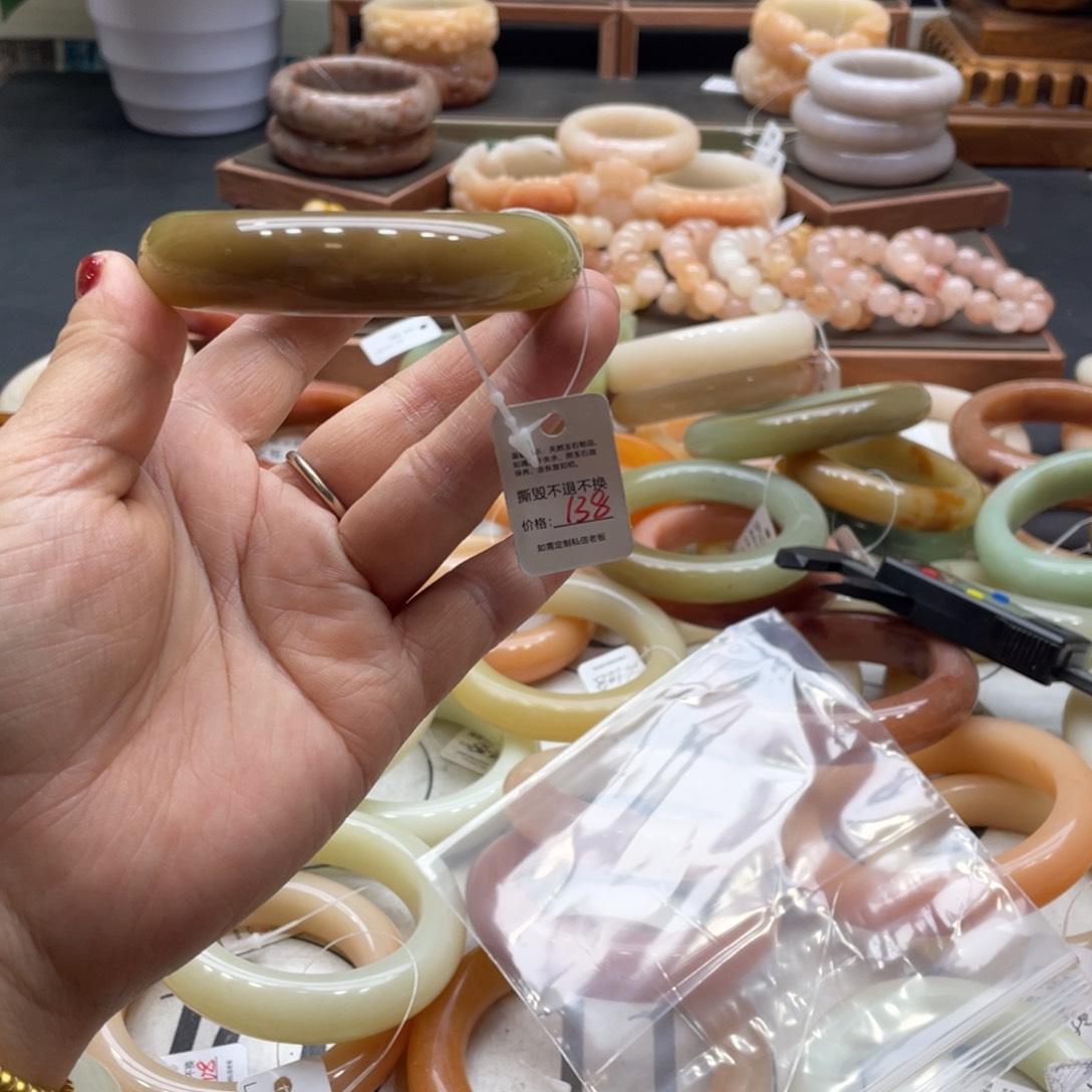 雪***儿石英岩玉未镶嵌手镯