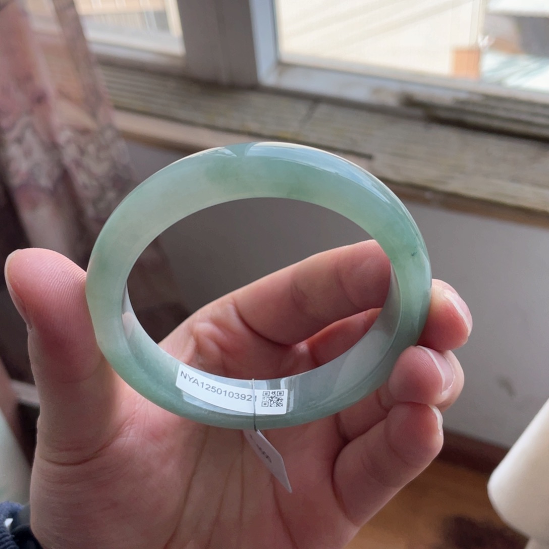 翡翠手镯未镶嵌绿底大圈