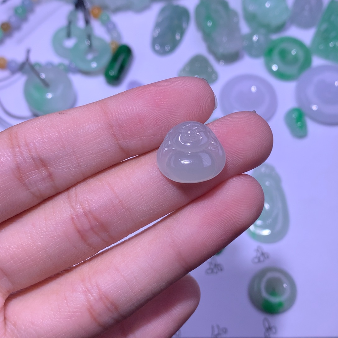 翡翠未镶嵌颈饰佛