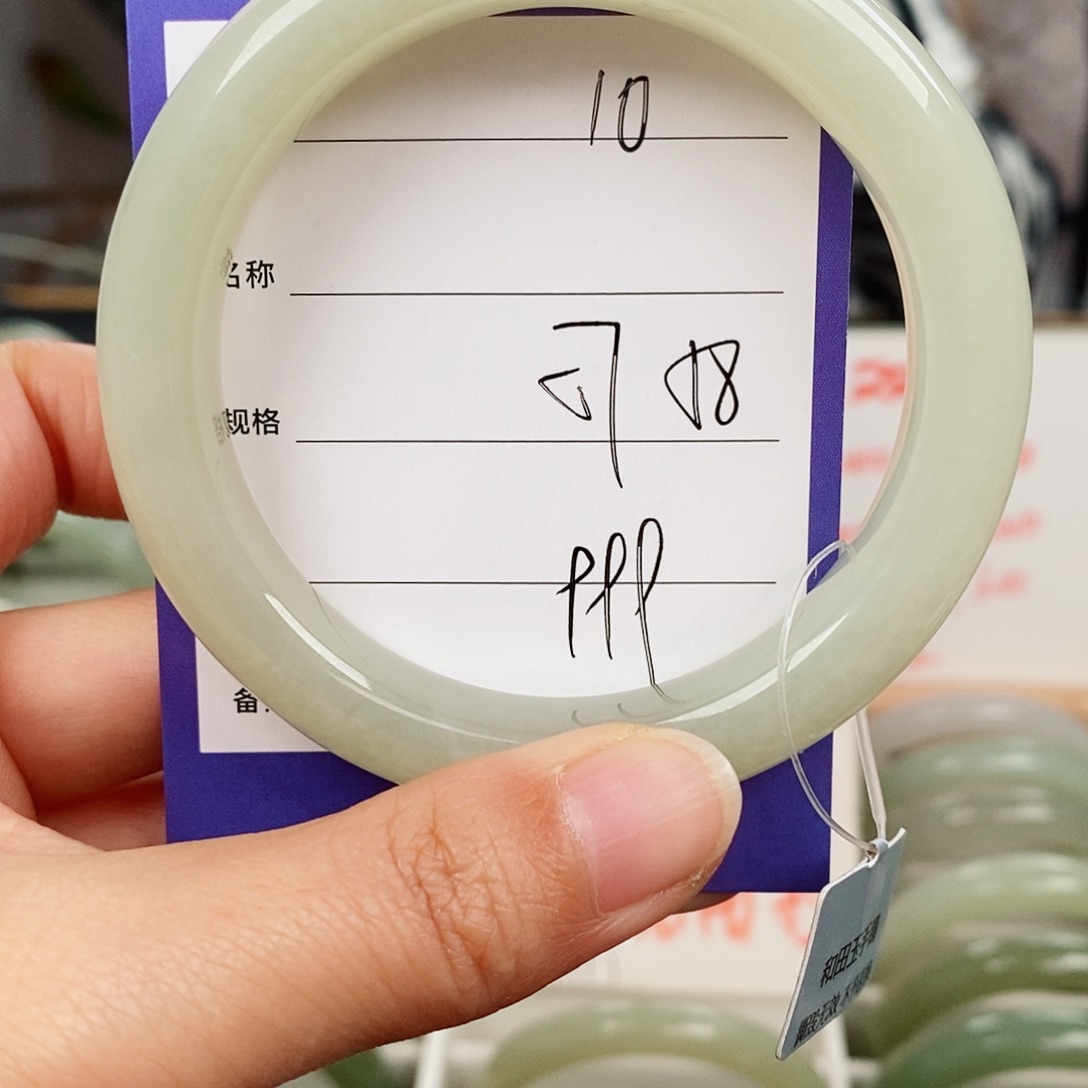 和田玉未镶嵌手镯微色差10