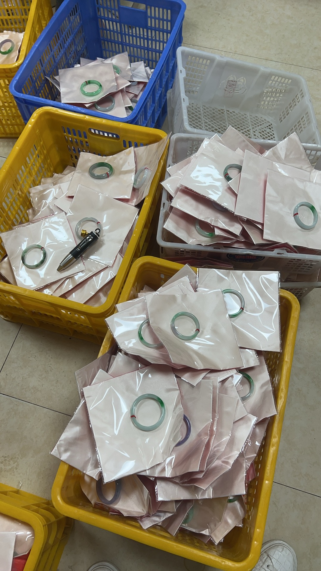 缅风缅翠工厂定制时尚冰透精美素款美人高档礼品白底青半山水