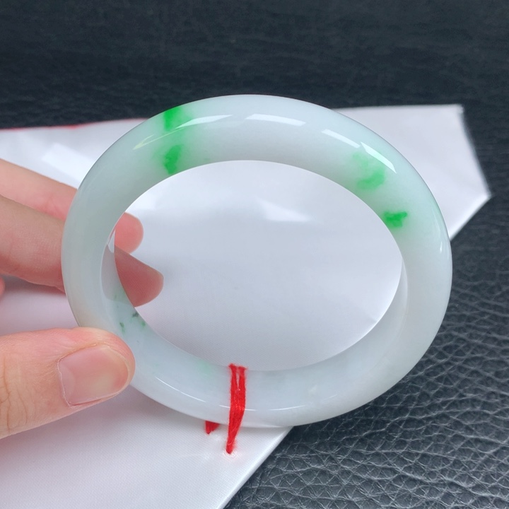 翡翠手镯未镶嵌。