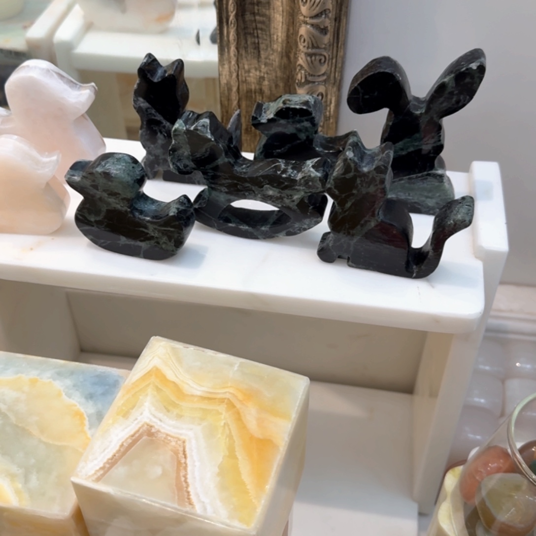 石材普拉达绿动物摆件