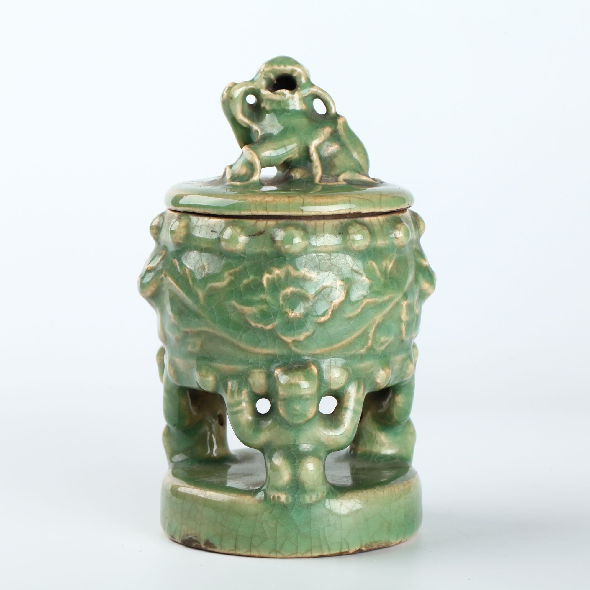 LOT19 明代 龙泉窑狮钮童子抬鼓形薰炉 瓷器