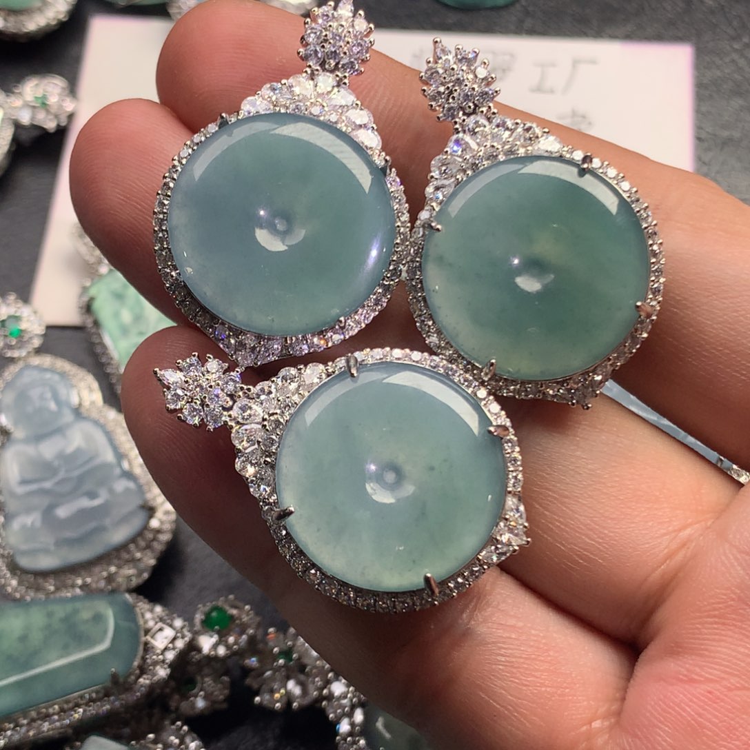 翡翠颈饰未镶嵌平安扣