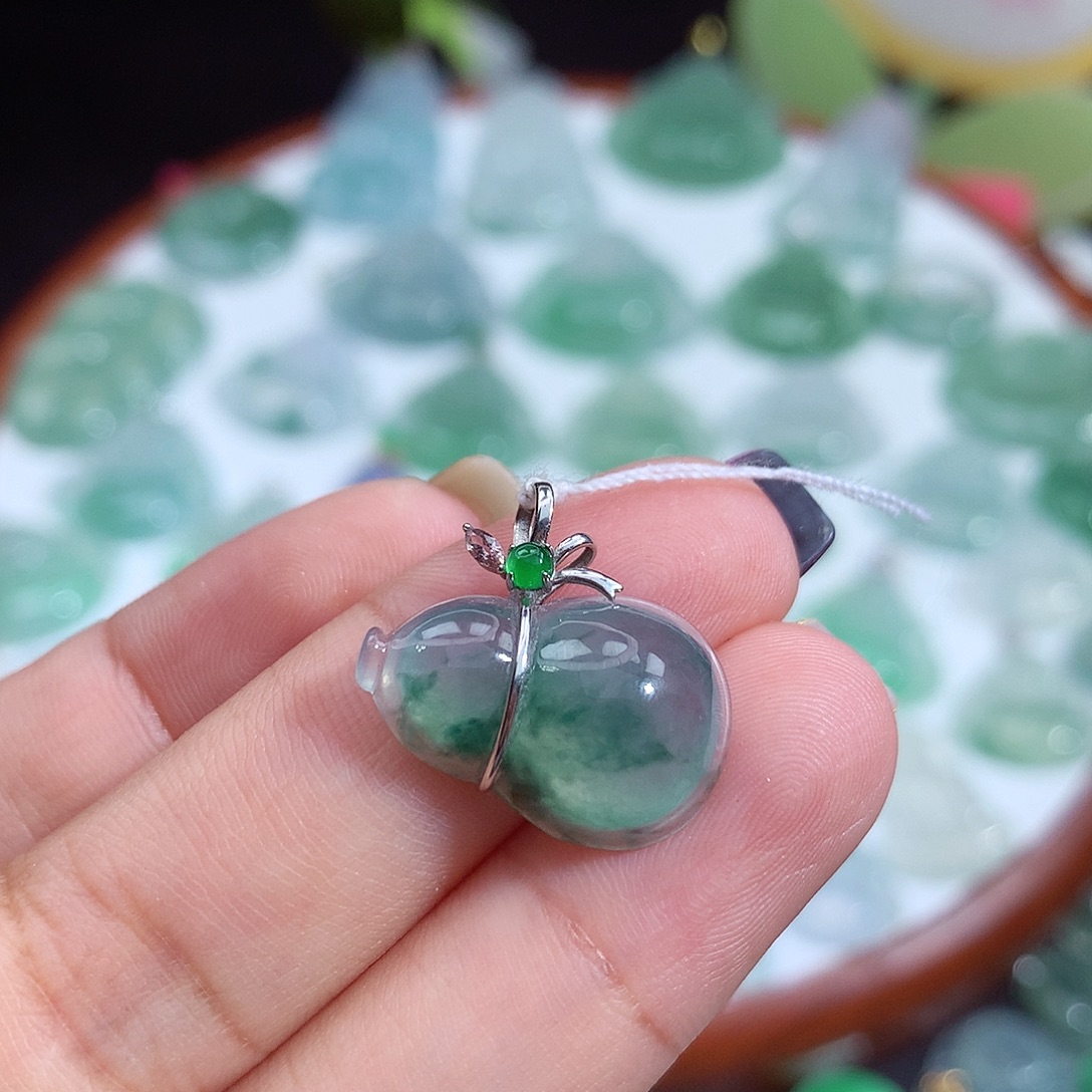翡翠未镶嵌颈饰葫芦