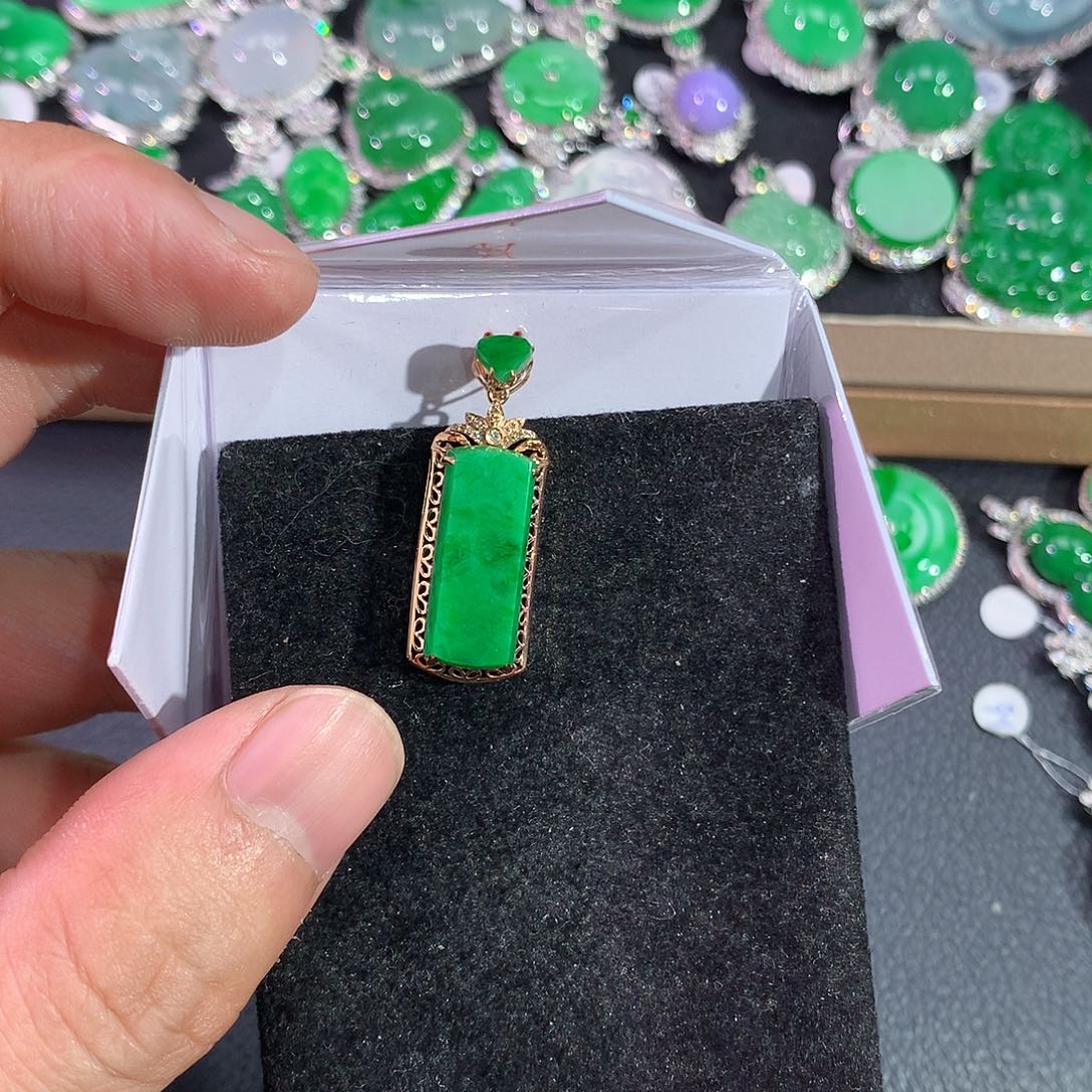 翡翠吊坠(赠链)18K金镶嵌