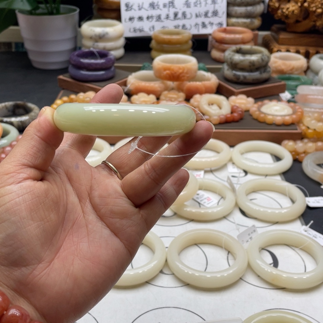 *****石英岩玉未镶嵌手镯