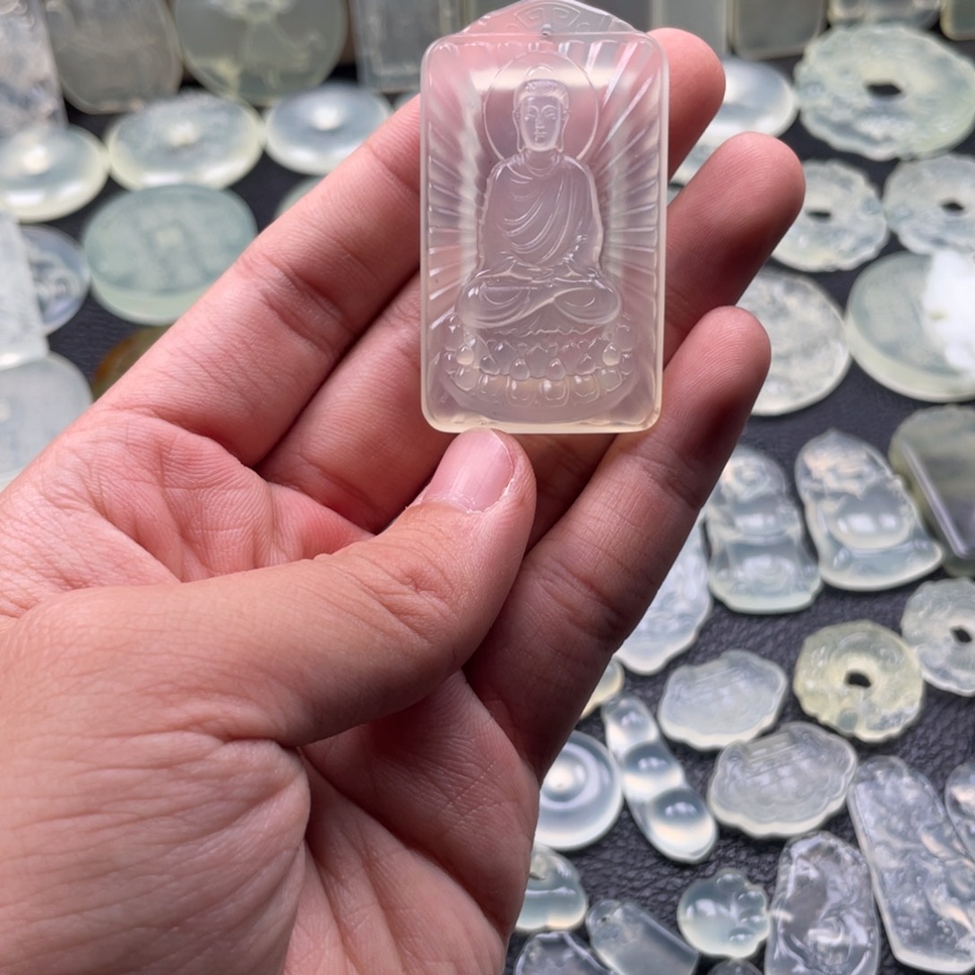 岫玉未镶嵌颈饰大日如来