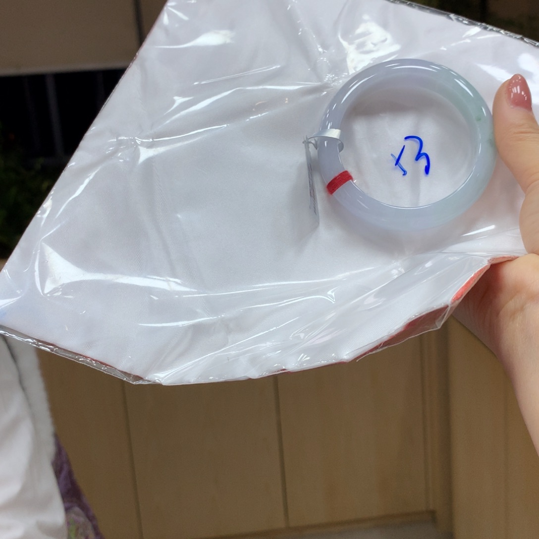 翡翠手镯未镶嵌不退不换