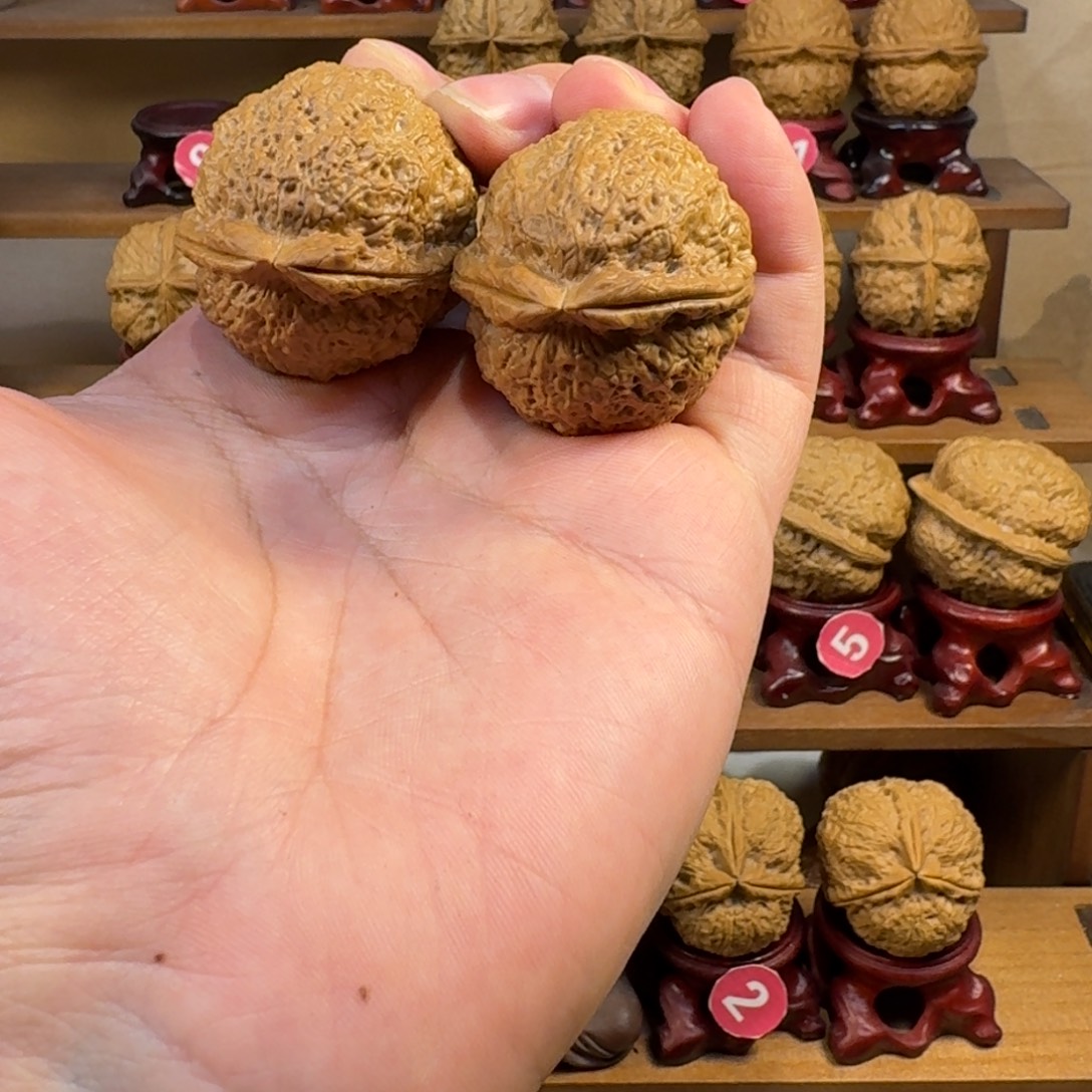 铁核桃把件鱼籽纹罗汉头