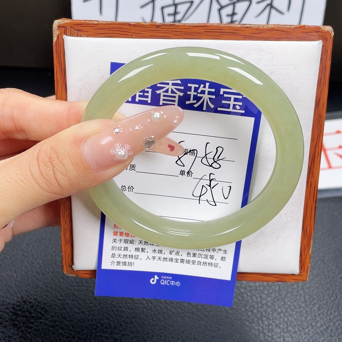 和田玉手镯未镶嵌平*姐