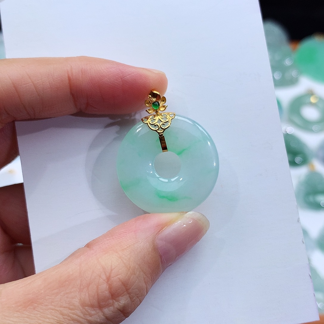 翡翠18K金镶嵌颈饰翡翠吊坠