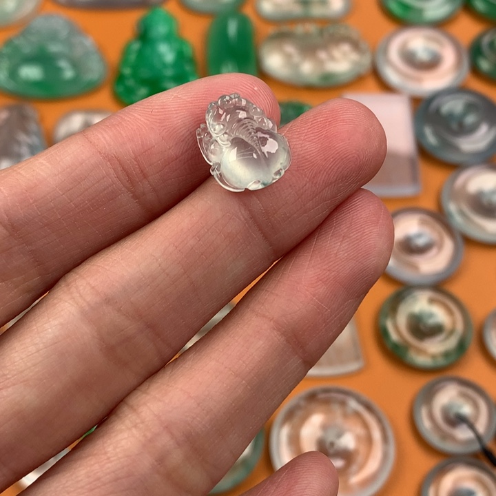 翡翠挂件未镶嵌….