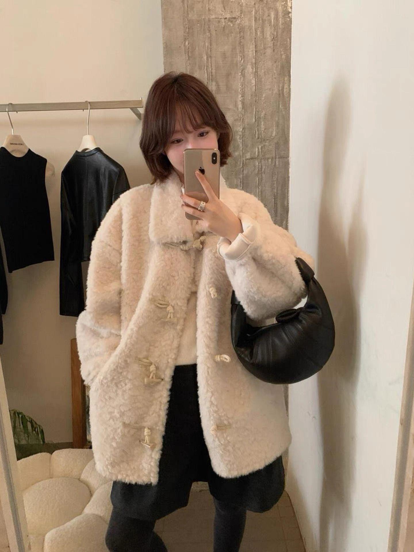 AL 83牛角扣毛绒时尚小个子短外套小香风羊羔绒女外套秋冬