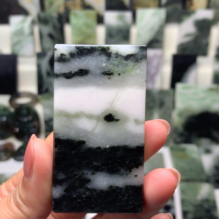 独山玉颈饰未镶嵌海*子