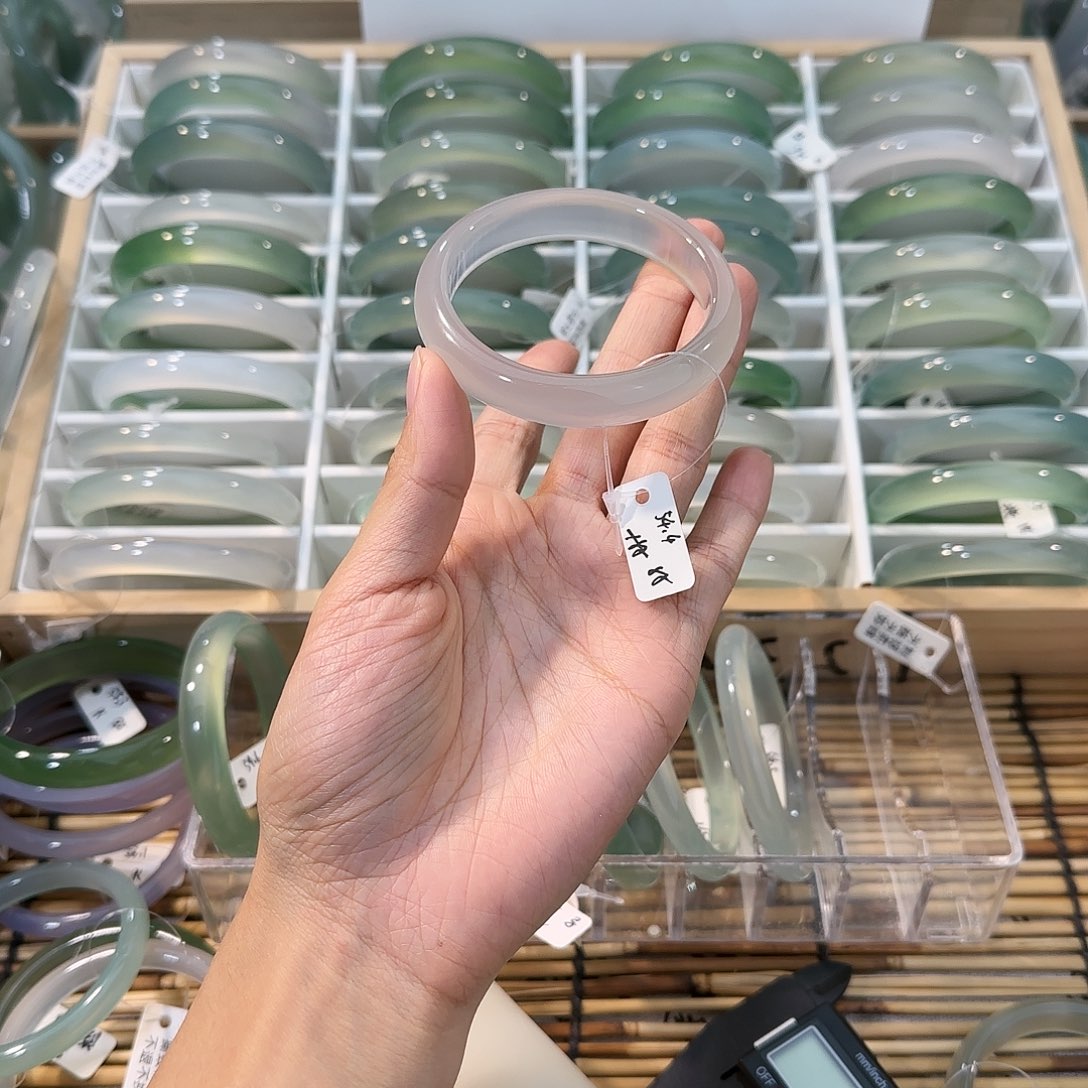 玛瑙/玉髓未镶嵌手镯圈口54.4