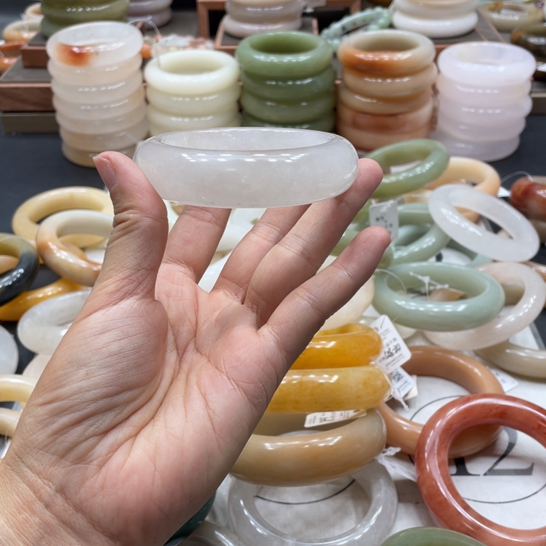 小***彤未镶嵌手镯石英质玉