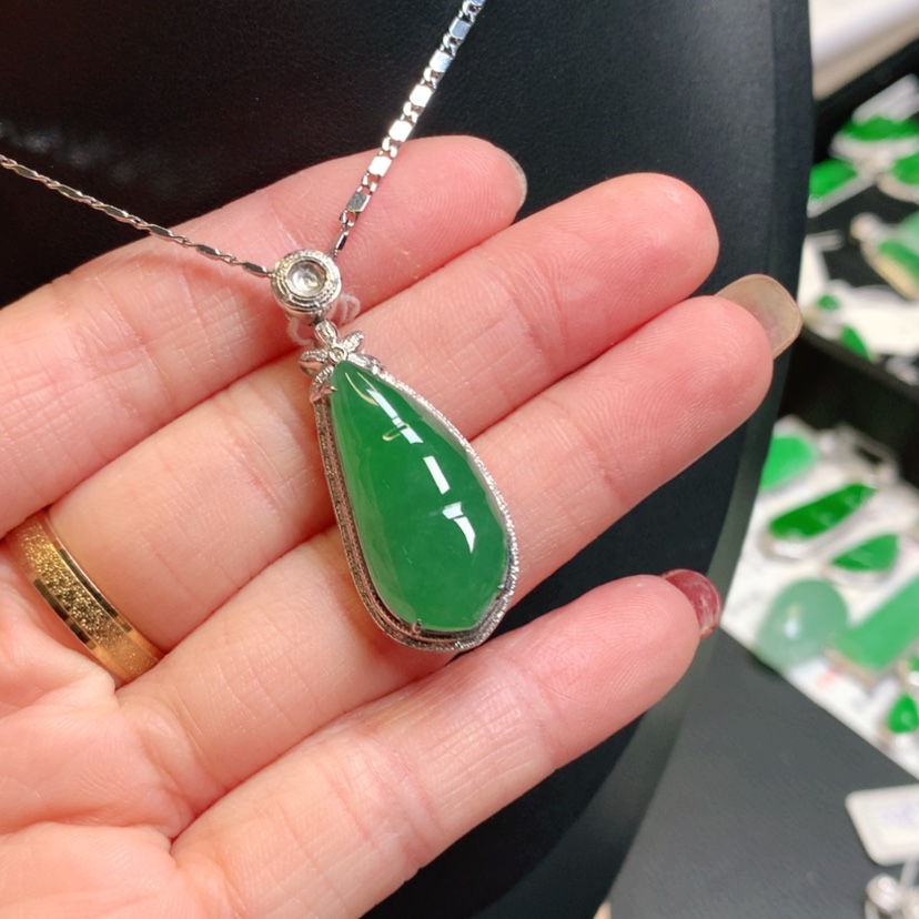 【闪购商品】翡翠吊坠(赠链)18K金镶嵌
