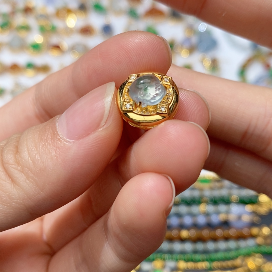 翡翠18K金镶嵌颈饰金蟾