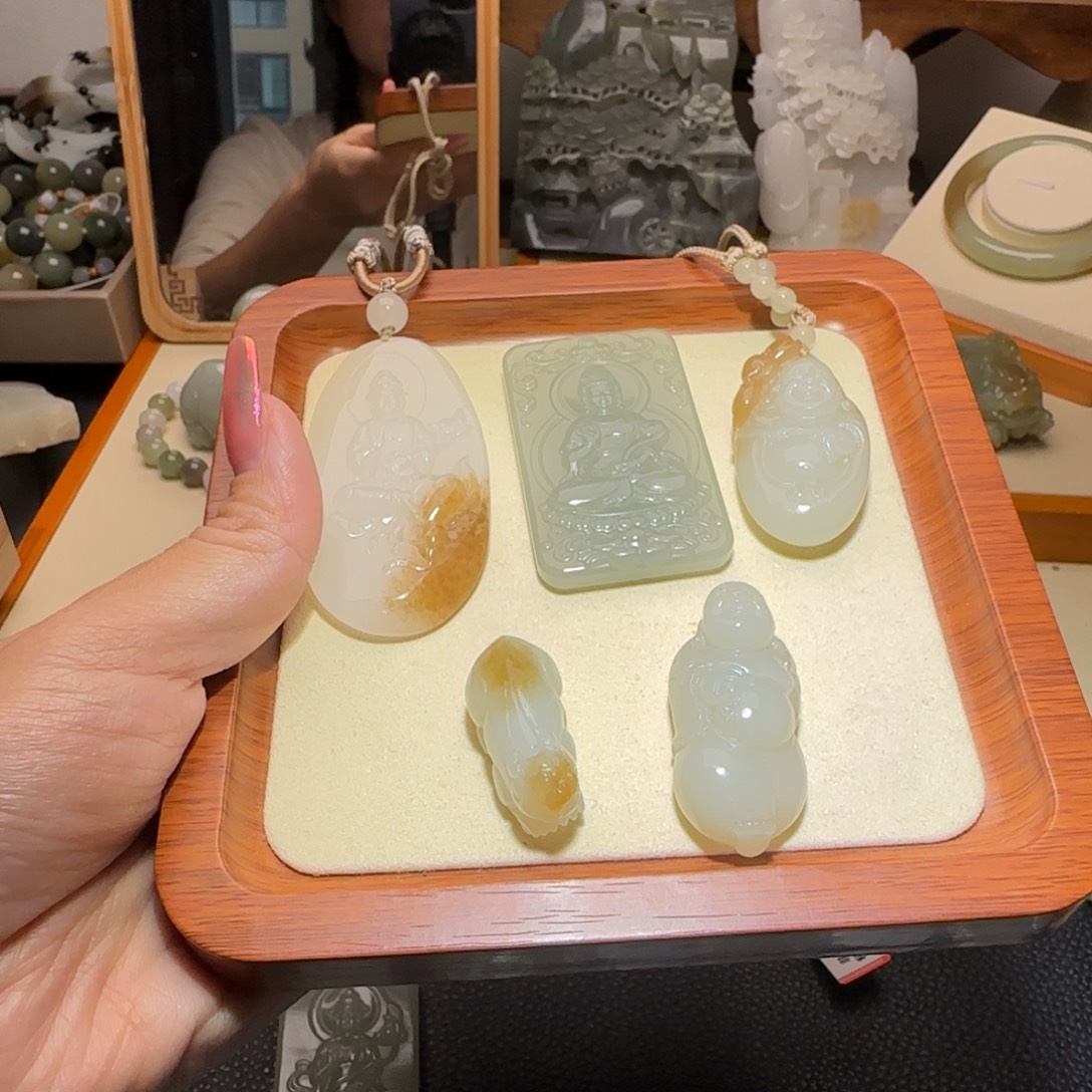 诚***信和田玉未镶嵌颈饰
