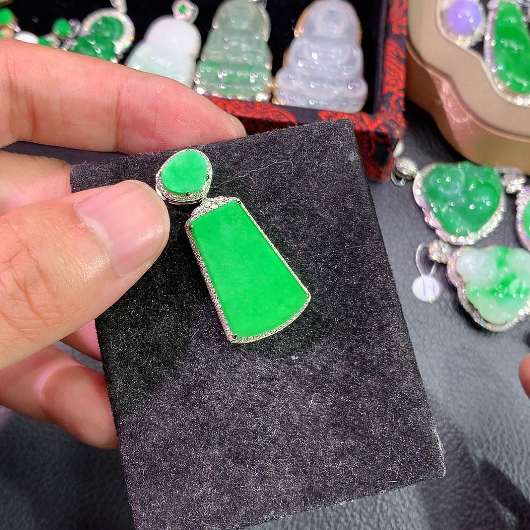 翡翠吊坠(赠链)18K金镶嵌