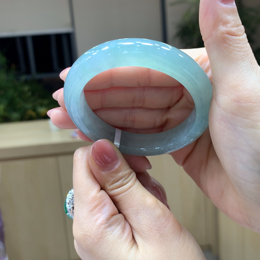 翡翠手镯未镶嵌不退不换