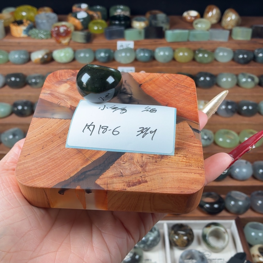 小***多蛇纹石玉未镶嵌戒指