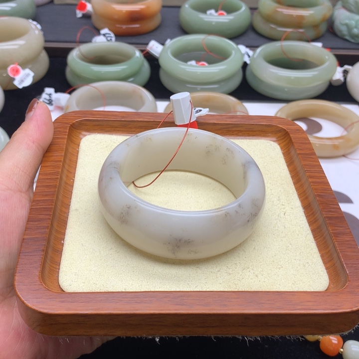 未镶嵌手镯石英质玉